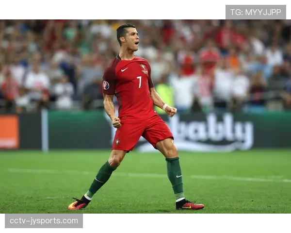 特写：39岁门将曼丹达扑出点球后，马赛维罗德姆球场的山呼海啸