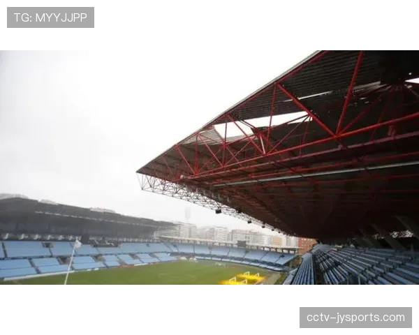 实时：暴雨导致老特拉福德球场顶棚漏水，排水系统与现场大屏供电接受压力测试